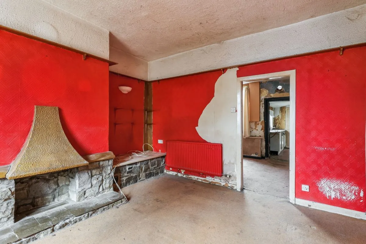 Online Property Auction in London: Broad Oak Lane, Bury, BL9 7SE | Auction ends 17/09/2025, a Guide Price of £40,000+.