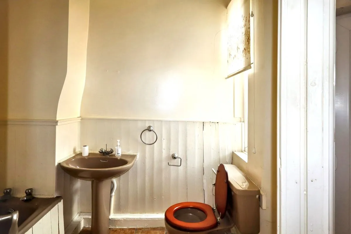 Online Property Auction in London: Kilnhurst Road, Rawmarsh, S62 5QQ | Auction ends 17/09/2025, a Guide Price of £30,000+.