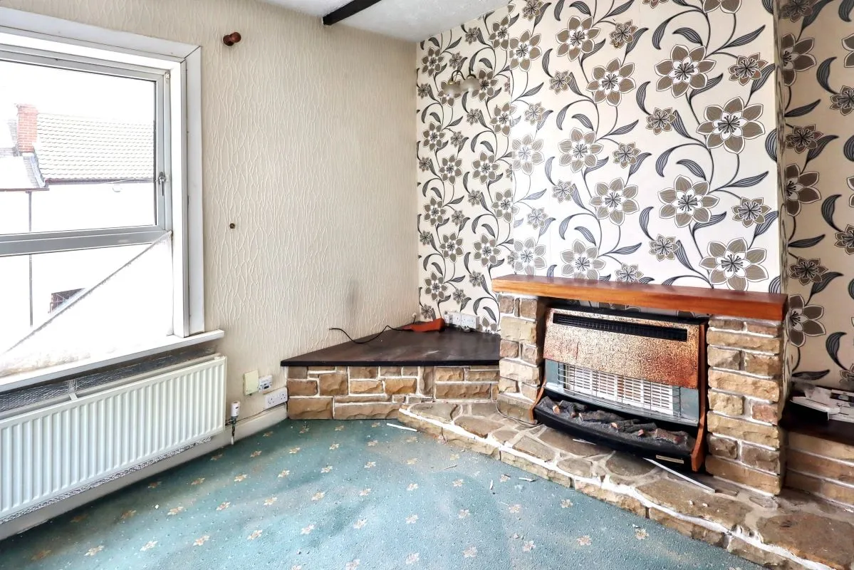 Online Property Auction in London: Kilnhurst Road, Rawmarsh, S62 5QQ | Auction ends 17/09/2025, a Guide Price of £30,000+.