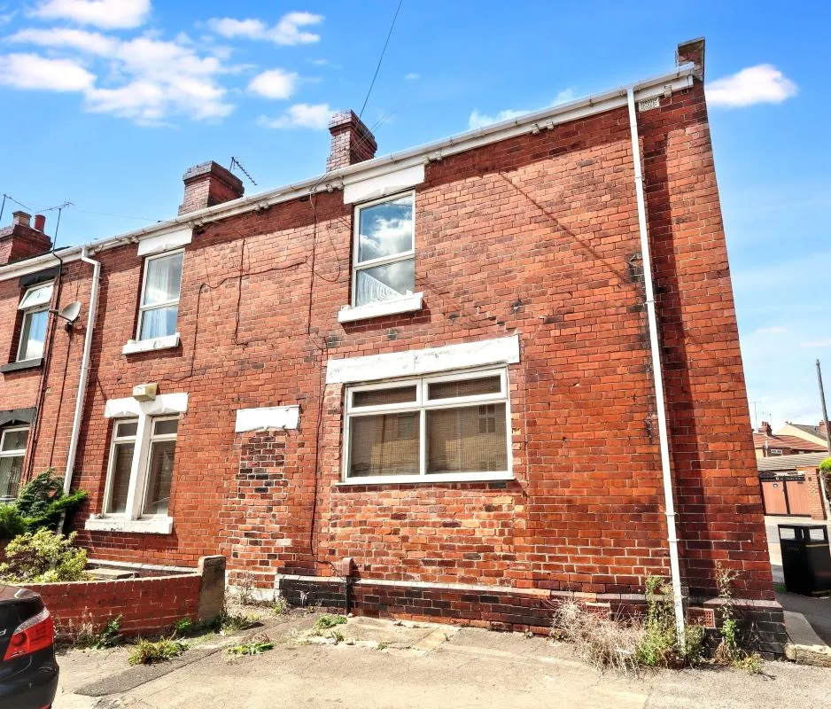 Online Property Auction in London: Kilnhurst Road, Rawmarsh, S62 5QQ | Auction ends 17/09/2025, a Guide Price of £30,000+.