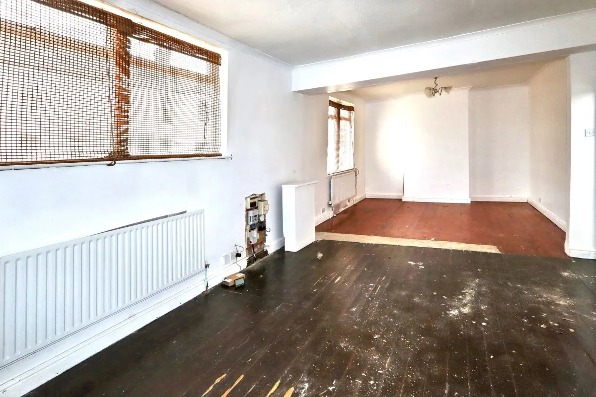 Online Property Auction in London: Kilnhurst Road, Rawmarsh, S62 5QQ | Auction ends 17/09/2025, a Guide Price of £30,000+.