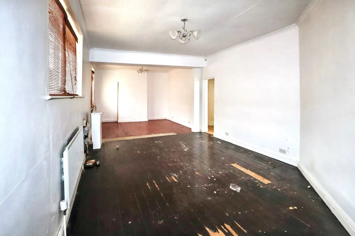 Online Property Auction in London: Kilnhurst Road, Rawmarsh, S62 5QQ | Auction ends 17/09/2025, a Guide Price of £30,000+.