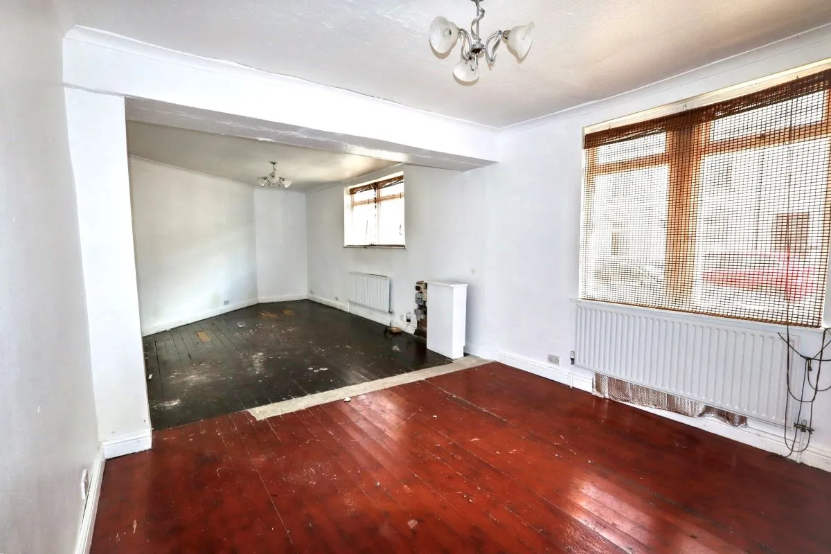 Online Property Auction in London: Kilnhurst Road, Rawmarsh, S62 5QQ | Auction ends 17/09/2025, a Guide Price of £30,000+.