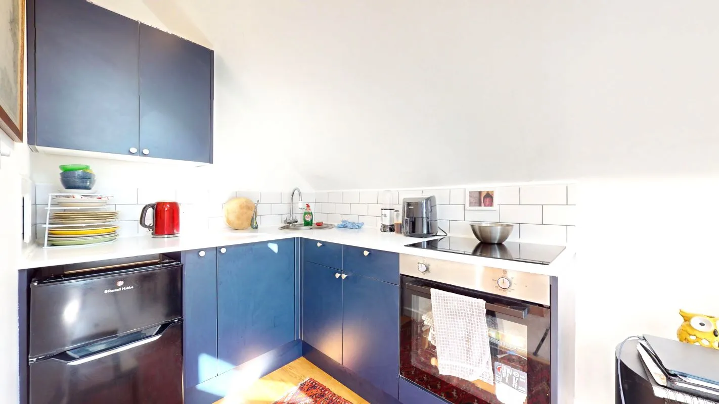 Online Property Auction in London: Queens Road, Bowes Park, N11 2QJ | Auction ends 17/09/2025, a Guide Price of £225,000+.