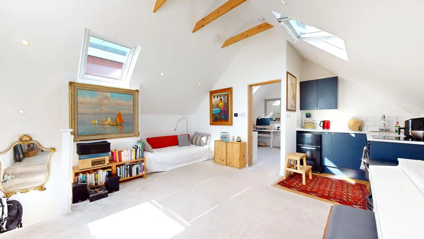 Online Property Auction in London: Queens Road, Bowes Park, N11 2QJ | Auction ends 17/09/2025, a Guide Price of £225,000+.