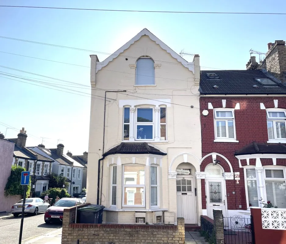 Online Property Auction in London: Queens Road, Bowes Park, N11 2QJ | Auction ends 17/09/2025, a Guide Price of £225,000+.