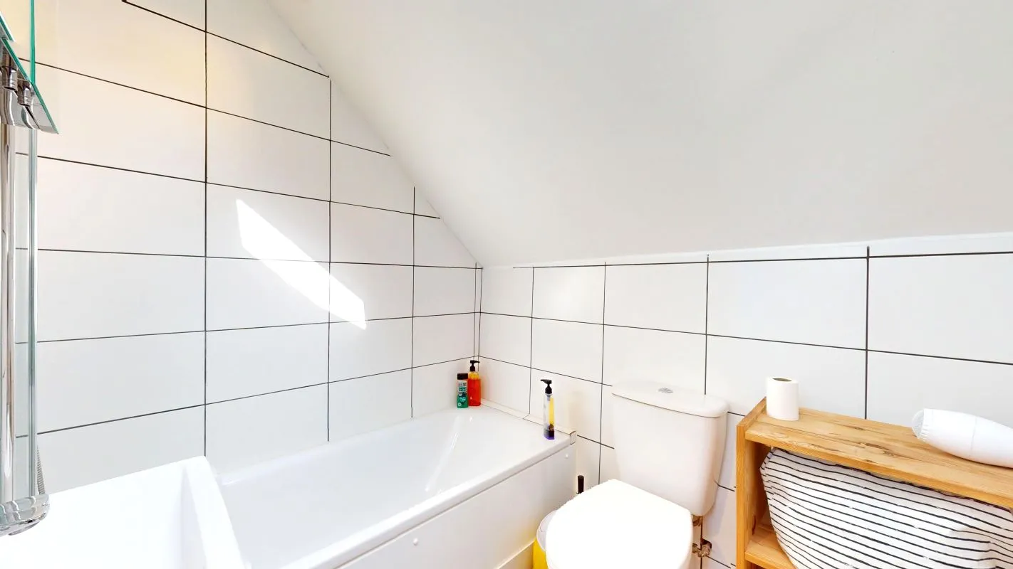 Online Property Auction in London: Queens Road, Bowes Park, N11 2QJ | Auction ends 17/09/2025, a Guide Price of £225,000+.