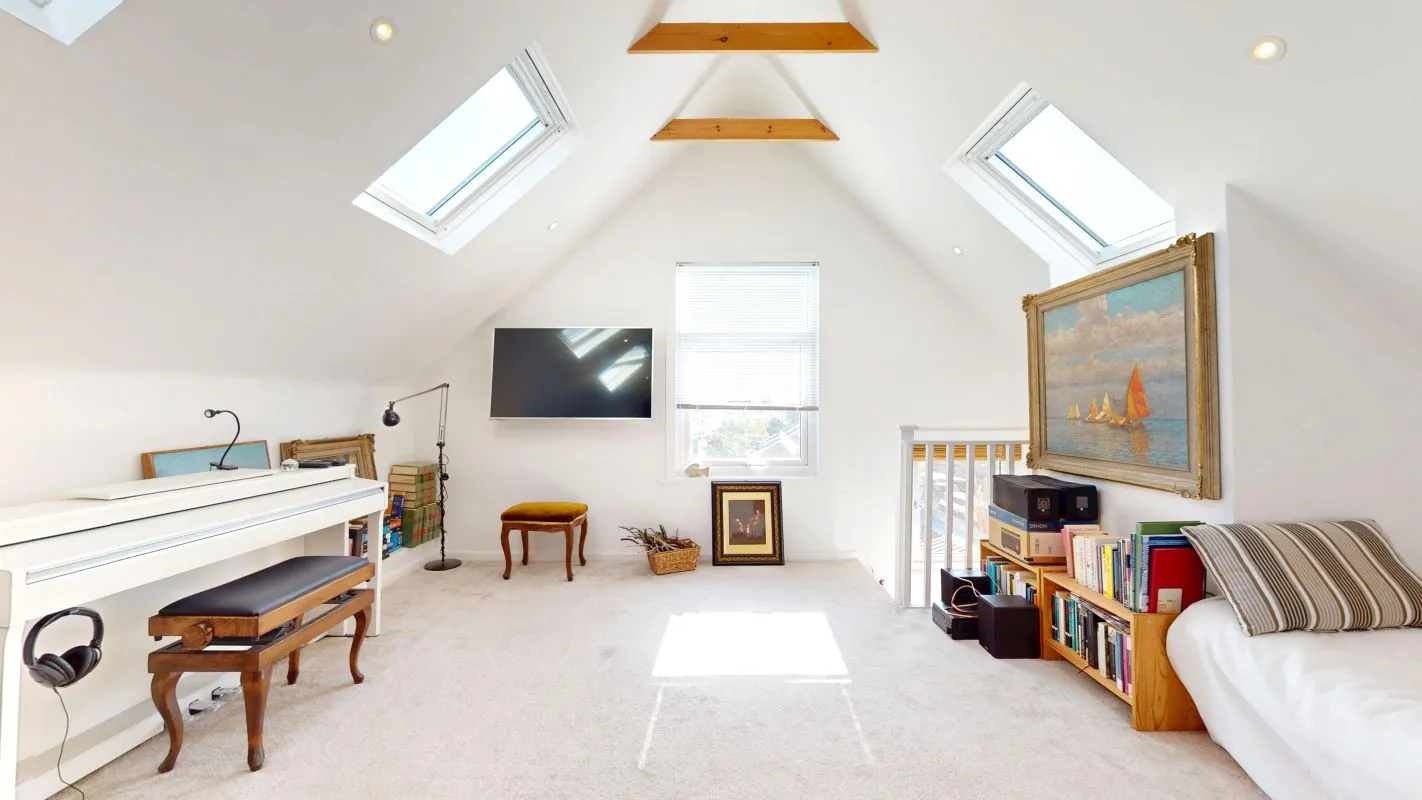 Online Property Auction in London: Queens Road, Bowes Park, N11 2QJ | Auction ends 17/09/2025, a Guide Price of £225,000+.