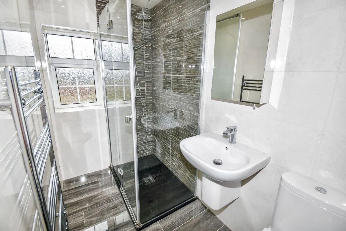 Online Property Auction in London: Station Road, Kippax, Leeds, LS25 7LB | Auction ends 17/09/2025, a Guide Price of £60,000+.