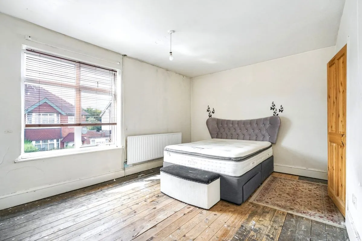 Online Property Auction in London: Redcliffe Street, Sutton-in-Ashfield, NG17 4ET | Auction ends 17/09/2025, a Guide Price of £50,000+.