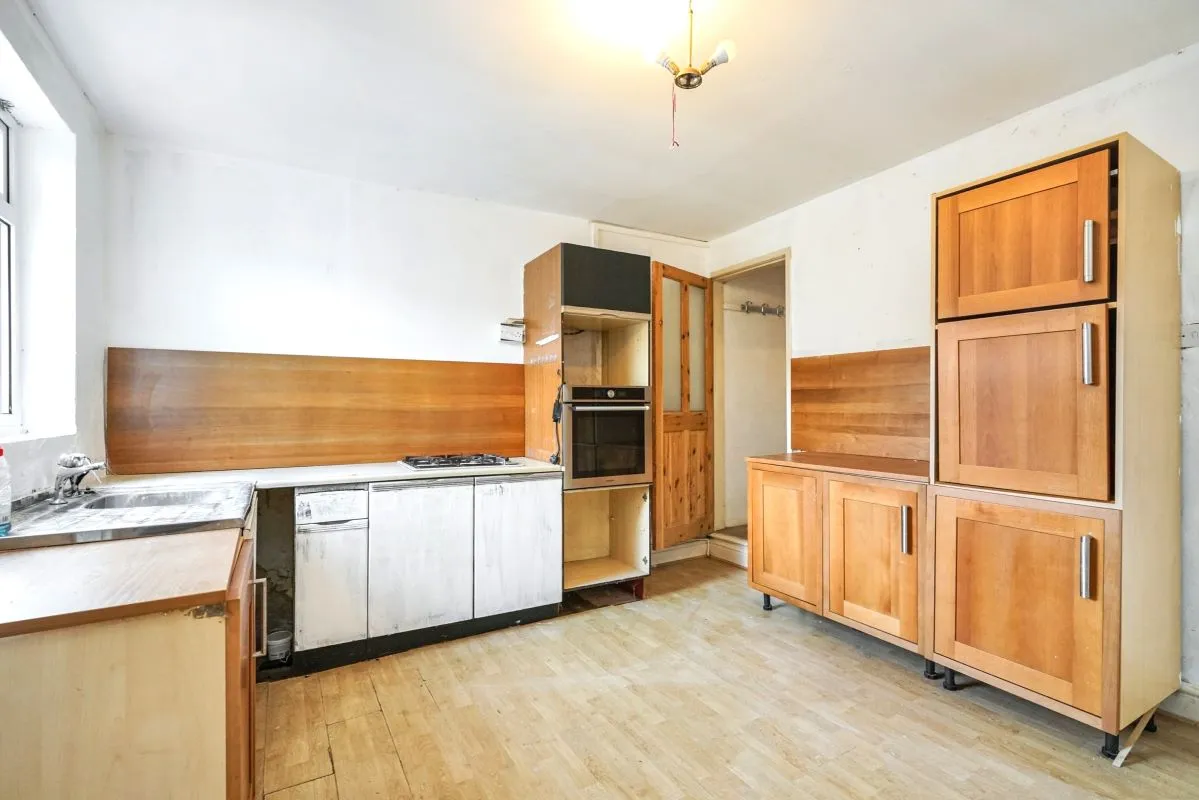 Online Property Auction in London: Redcliffe Street, Sutton-in-Ashfield, NG17 4ET | Auction ends 17/09/2025, a Guide Price of £50,000+.