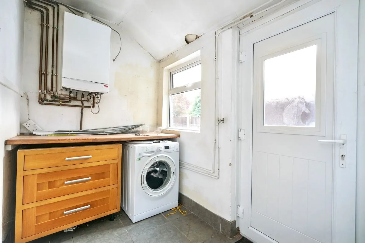 Online Property Auction in London: Redcliffe Street, Sutton-in-Ashfield, NG17 4ET | Auction ends 17/09/2025, a Guide Price of £50,000+.