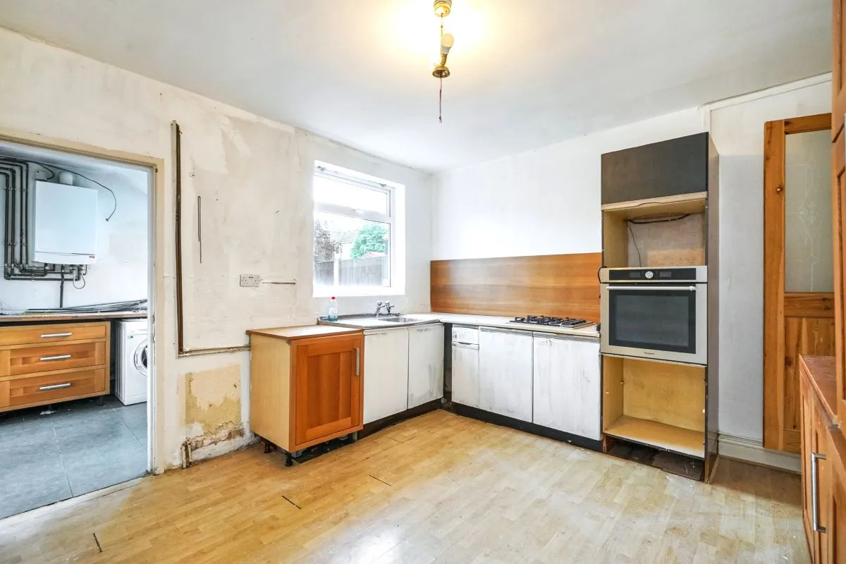 Online Property Auction in London: Redcliffe Street, Sutton-in-Ashfield, NG17 4ET | Auction ends 17/09/2025, a Guide Price of £50,000+.