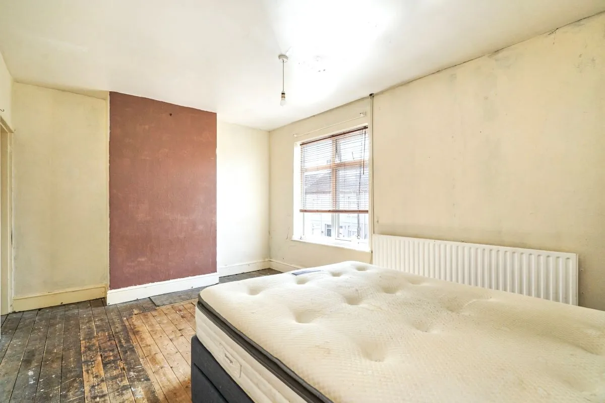 Online Property Auction in London: Redcliffe Street, Sutton-in-Ashfield, NG17 4ET | Auction ends 17/09/2025, a Guide Price of £50,000+.