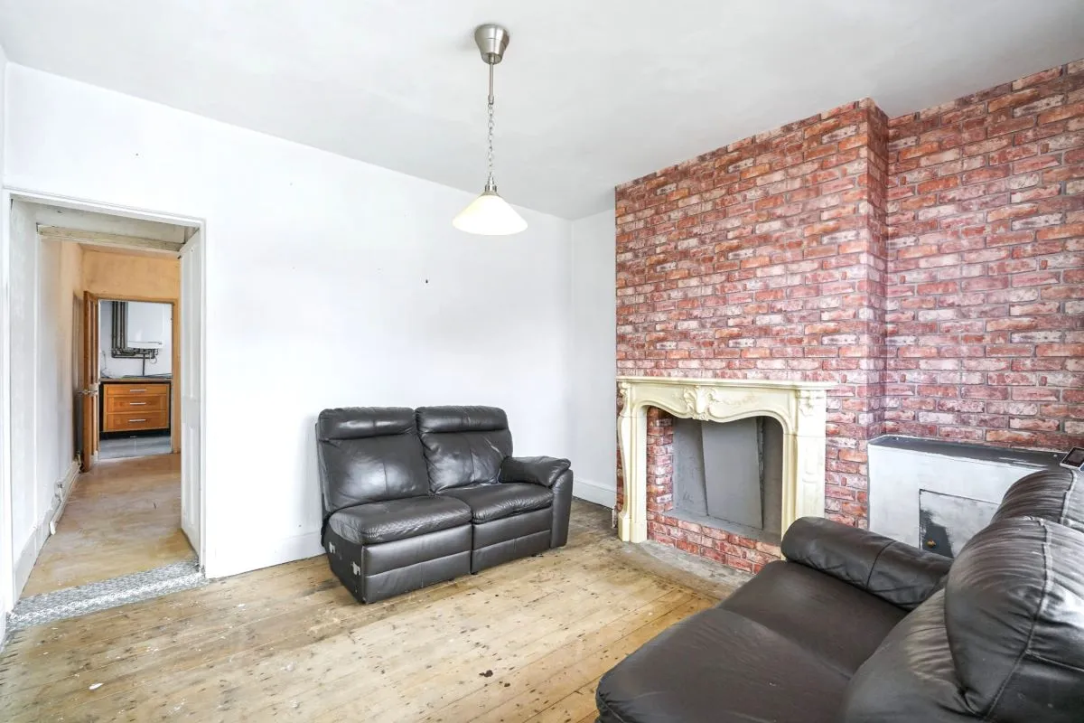 Online Property Auction in London: Redcliffe Street, Sutton-in-Ashfield, NG17 4ET | Auction ends 17/09/2025, a Guide Price of £50,000+.