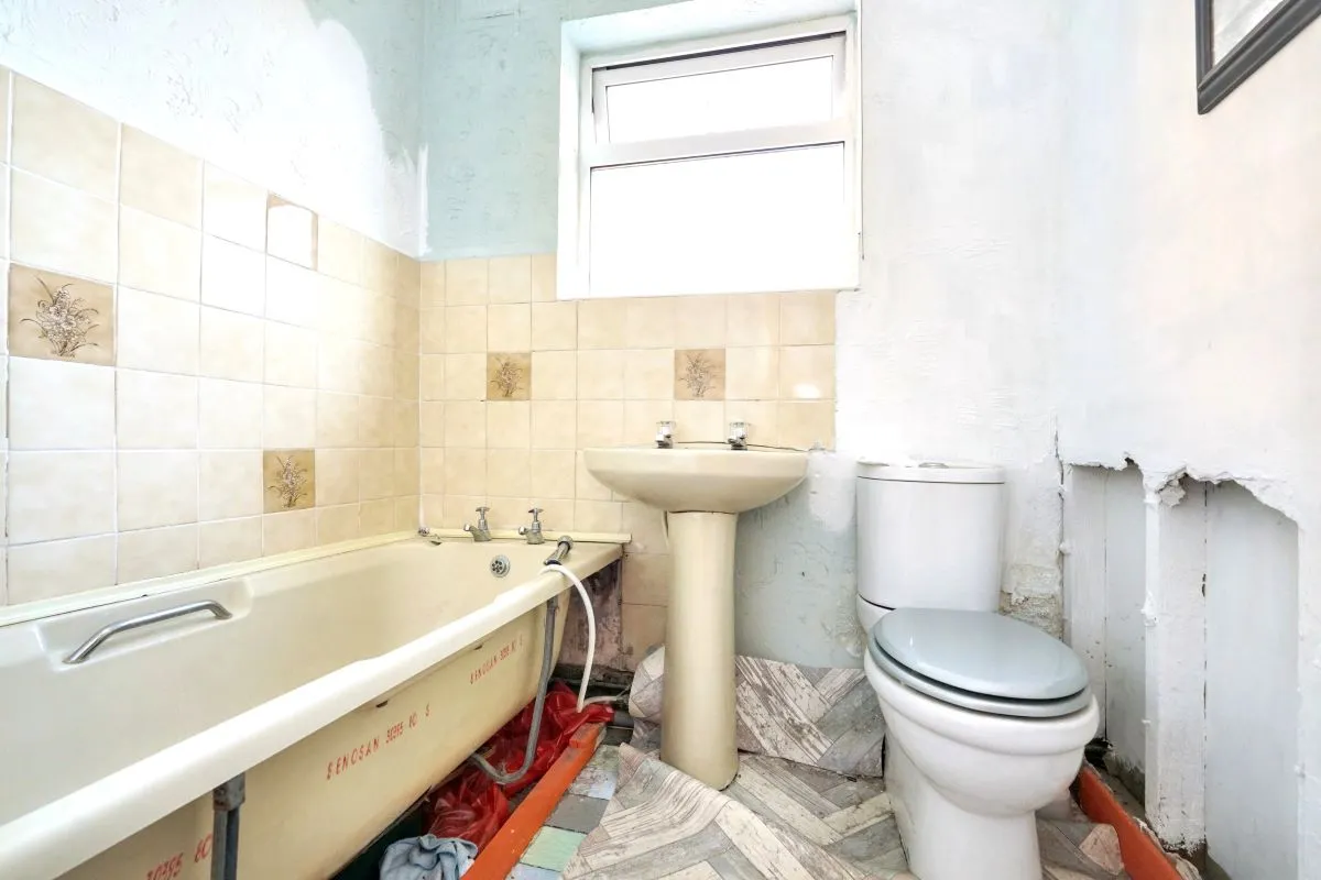 Online Property Auction in London: Redcliffe Street, Sutton-in-Ashfield, NG17 4ET | Auction ends 17/09/2025, a Guide Price of £50,000+.