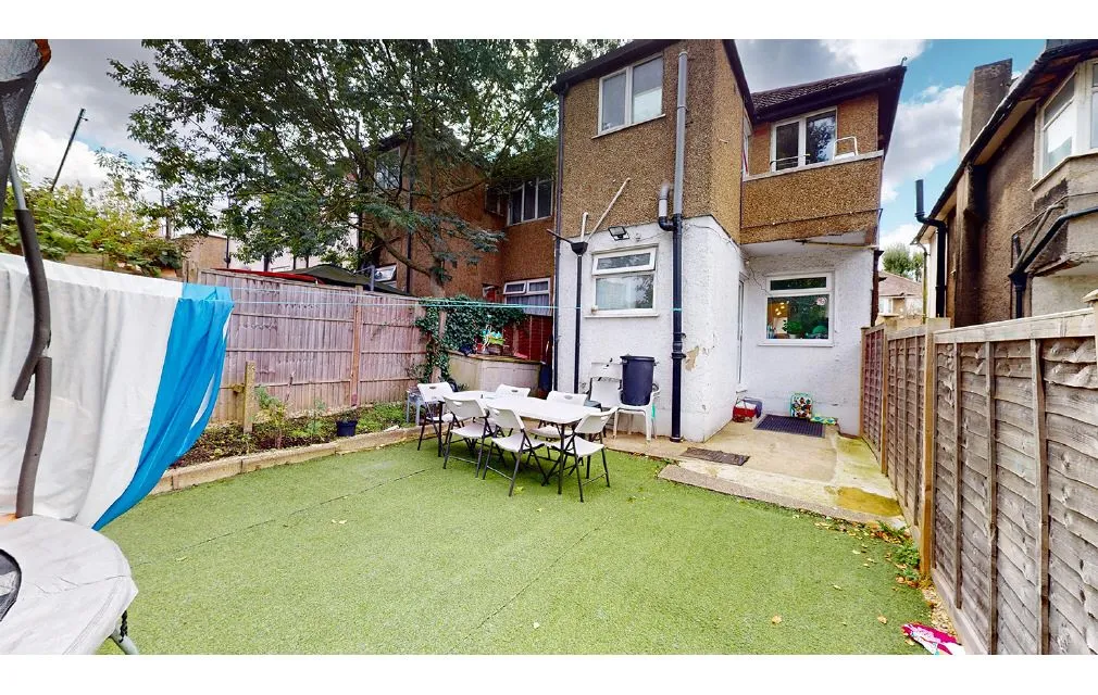 Online Property Auction in London: Connell Crescent, Ealing, W5 3BJ | Auction ends 17/09/2025, a Guide Price of £120,000+.