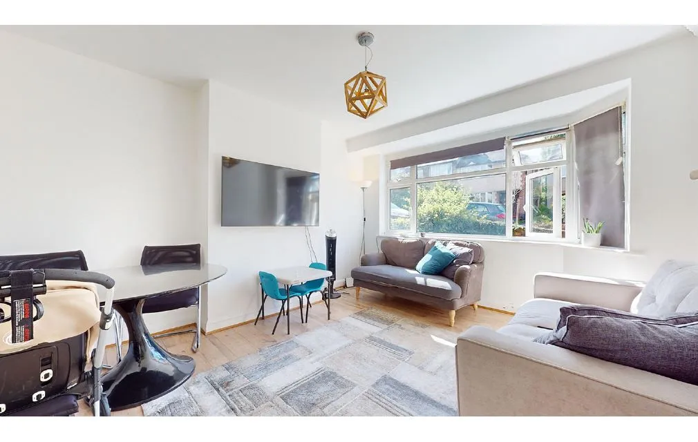 Online Property Auction in London: Connell Crescent, Ealing, W5 3BJ | Auction ends 17/09/2025, a Guide Price of £120,000+.