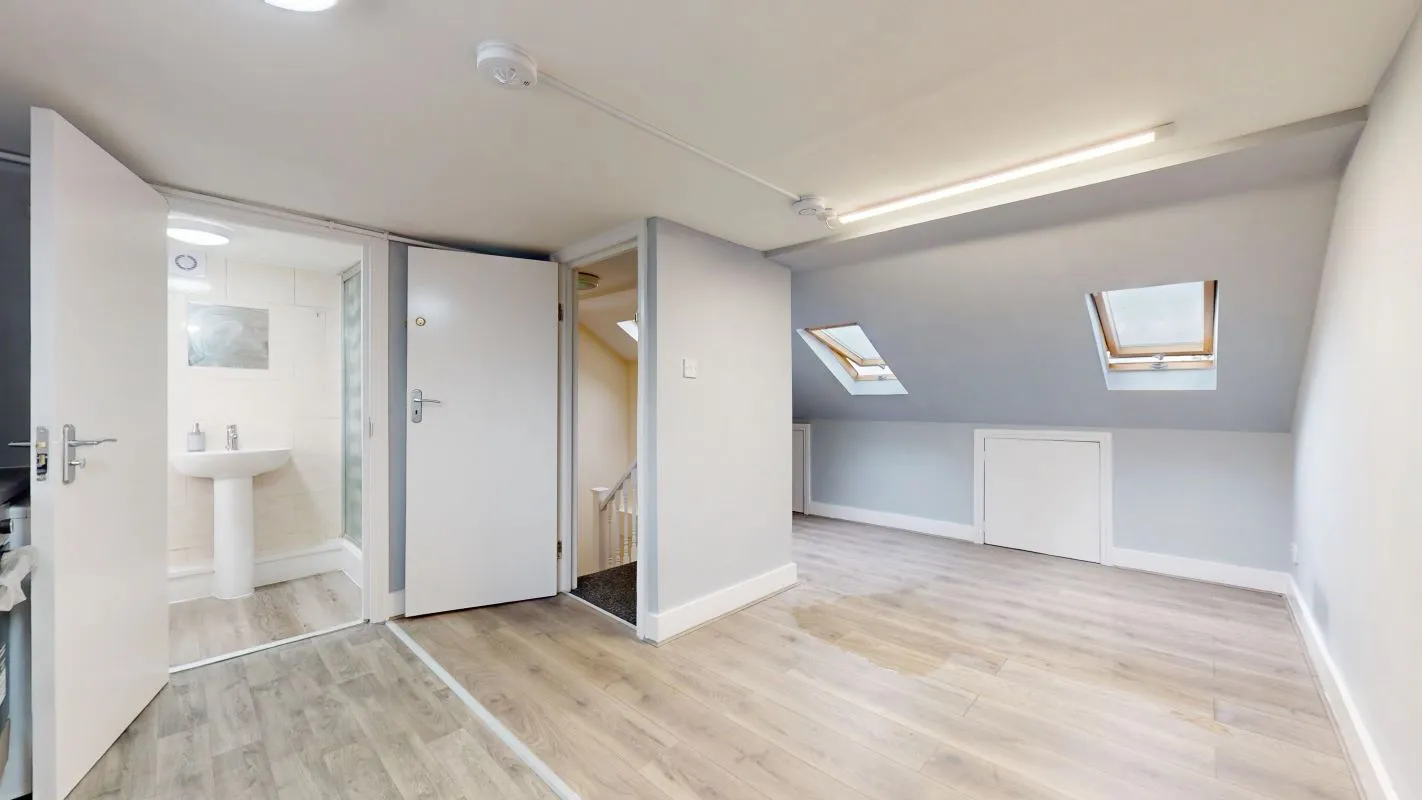 Online Property Auction in London: Windsor Road, Ilford, IG1 1HE | Auction ends 17/09/2025, a Guide Price of £450,000+.