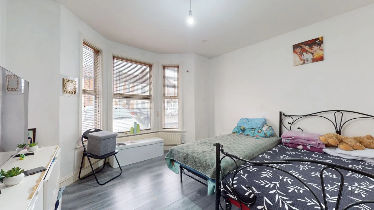 Online Property Auction in London: Windsor Road, Ilford, IG1 1HE | Auction ends 17/09/2025, a Guide Price of £450,000+.