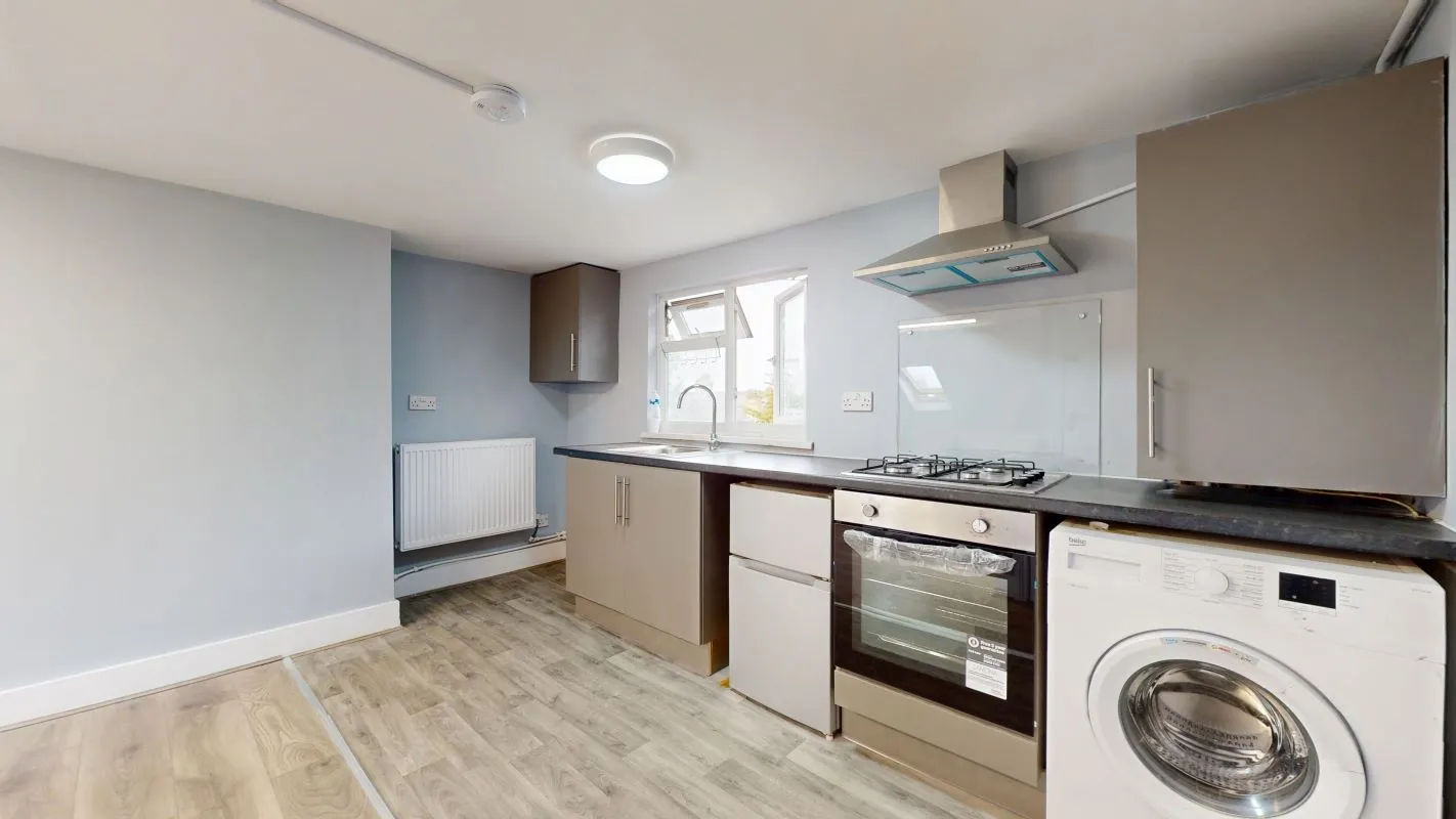 Online Property Auction in London: Windsor Road, Ilford, IG1 1HE | Auction ends 17/09/2025, a Guide Price of £450,000+.