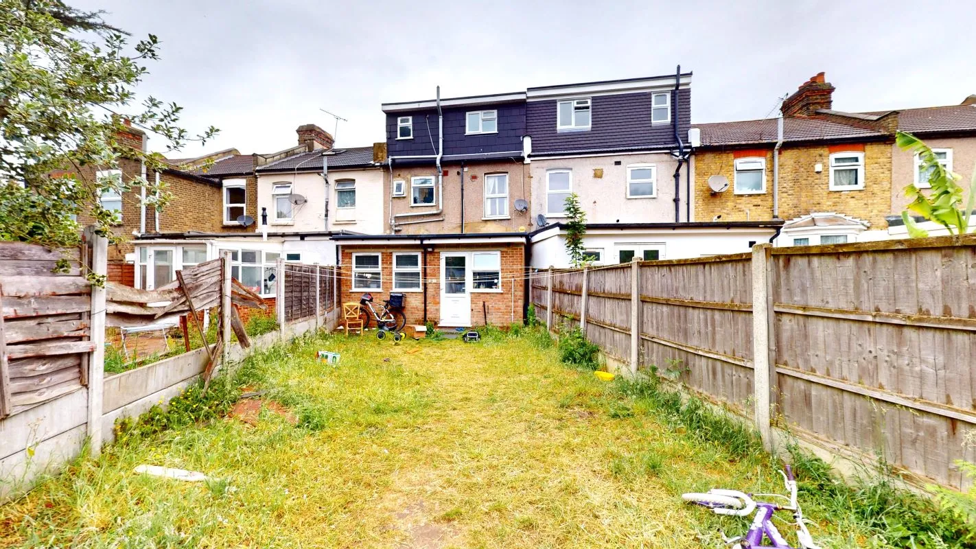 Online Property Auction in London: Windsor Road, Ilford, IG1 1HE | Auction ends 17/09/2025, a Guide Price of £450,000+.