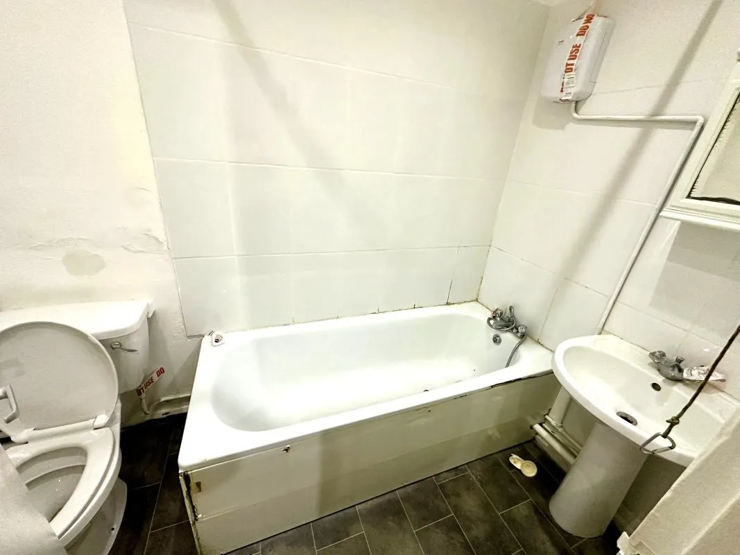 Online Property Auction in London: Hibernia Road, Hounslow, TW3 3RY | Auction ends 17/09/2025, a Guide Price of £70,000+.