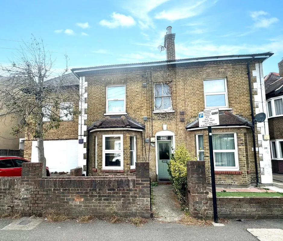 Online Property Auction in London: Hibernia Road, Hounslow, TW3 3RY | Auction ends 17/09/2025, a Guide Price of £70,000+.