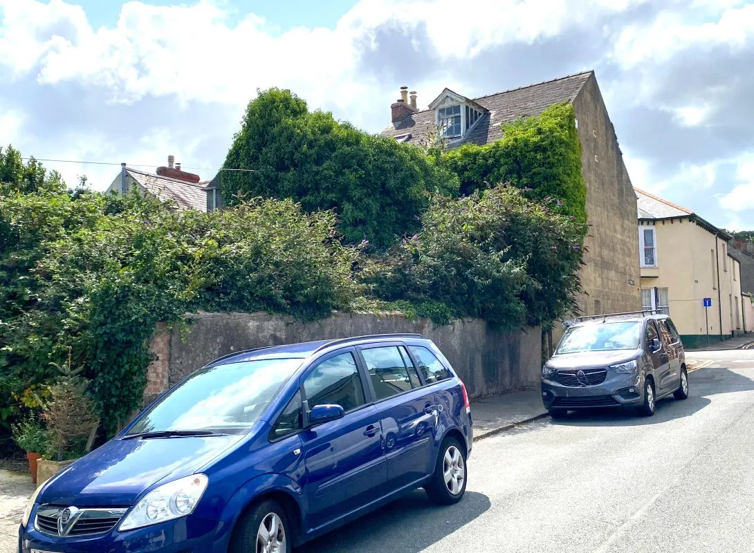 Online Property Auction in London: Bush Street, Pembroke Dock, SA72 6XD | Auction ends 17/09/2025, a Guide Price of £45,000+.