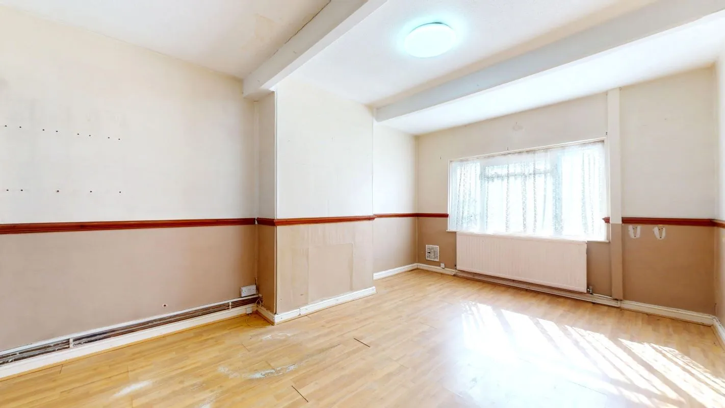 Online Property Auction in London: Long Lane, Croydon, CR0 7AP | Auction ends 17/09/2025, a Guide Price of £200,000+.
