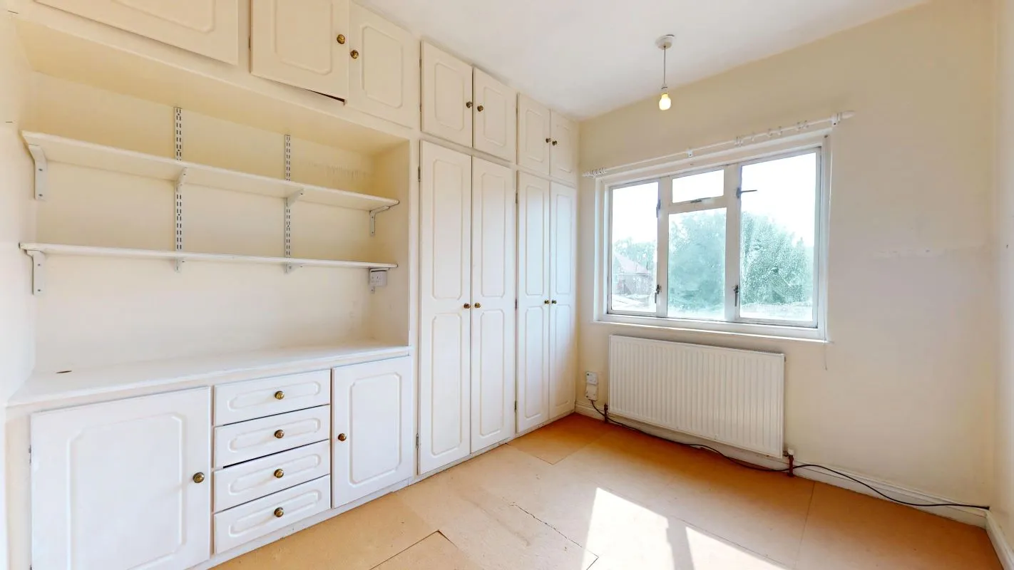 Online Property Auction in London: Long Lane, Croydon, CR0 7AP | Auction ends 17/09/2025, a Guide Price of £200,000+.