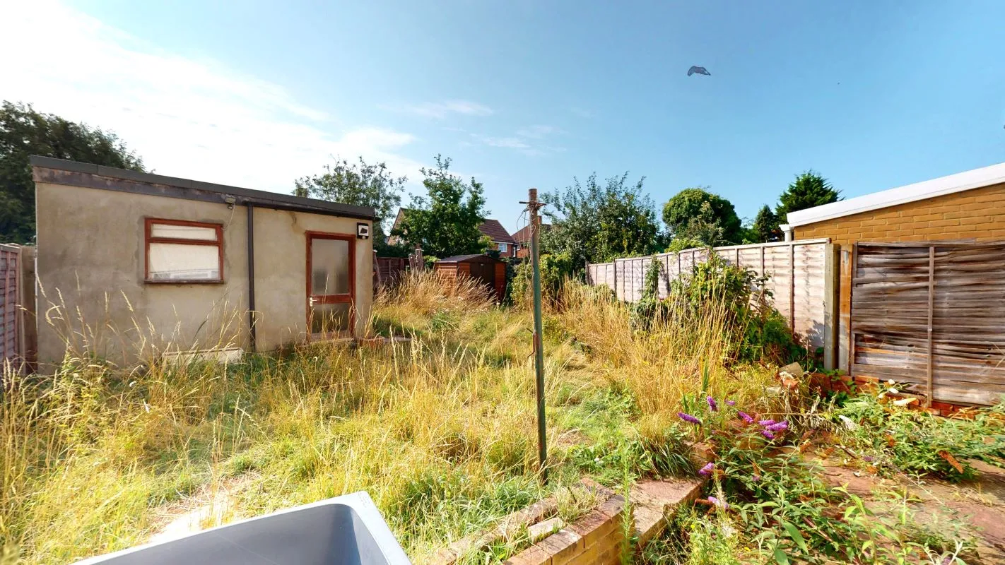 Online Property Auction in London: Long Lane, Croydon, CR0 7AP | Auction ends 17/09/2025, a Guide Price of £200,000+.