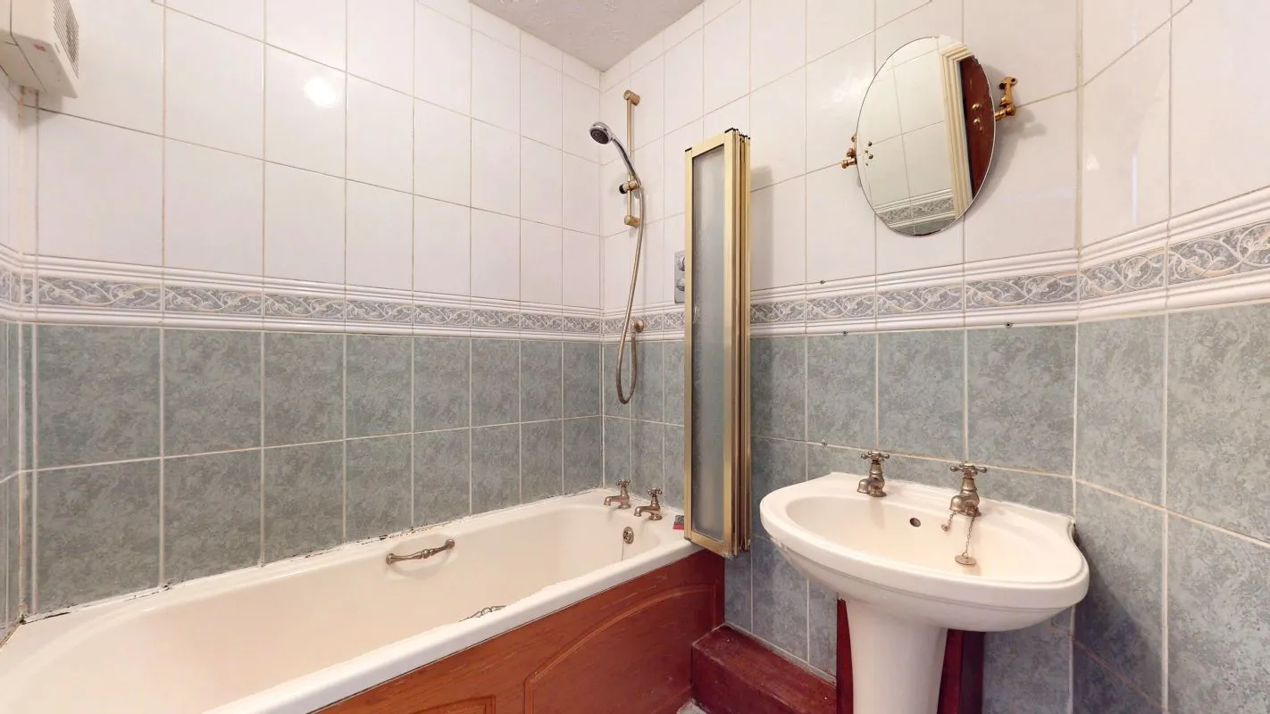 Online Property Auction in London: Long Lane, Croydon, CR0 7AP | Auction ends 17/09/2025, a Guide Price of £200,000+.