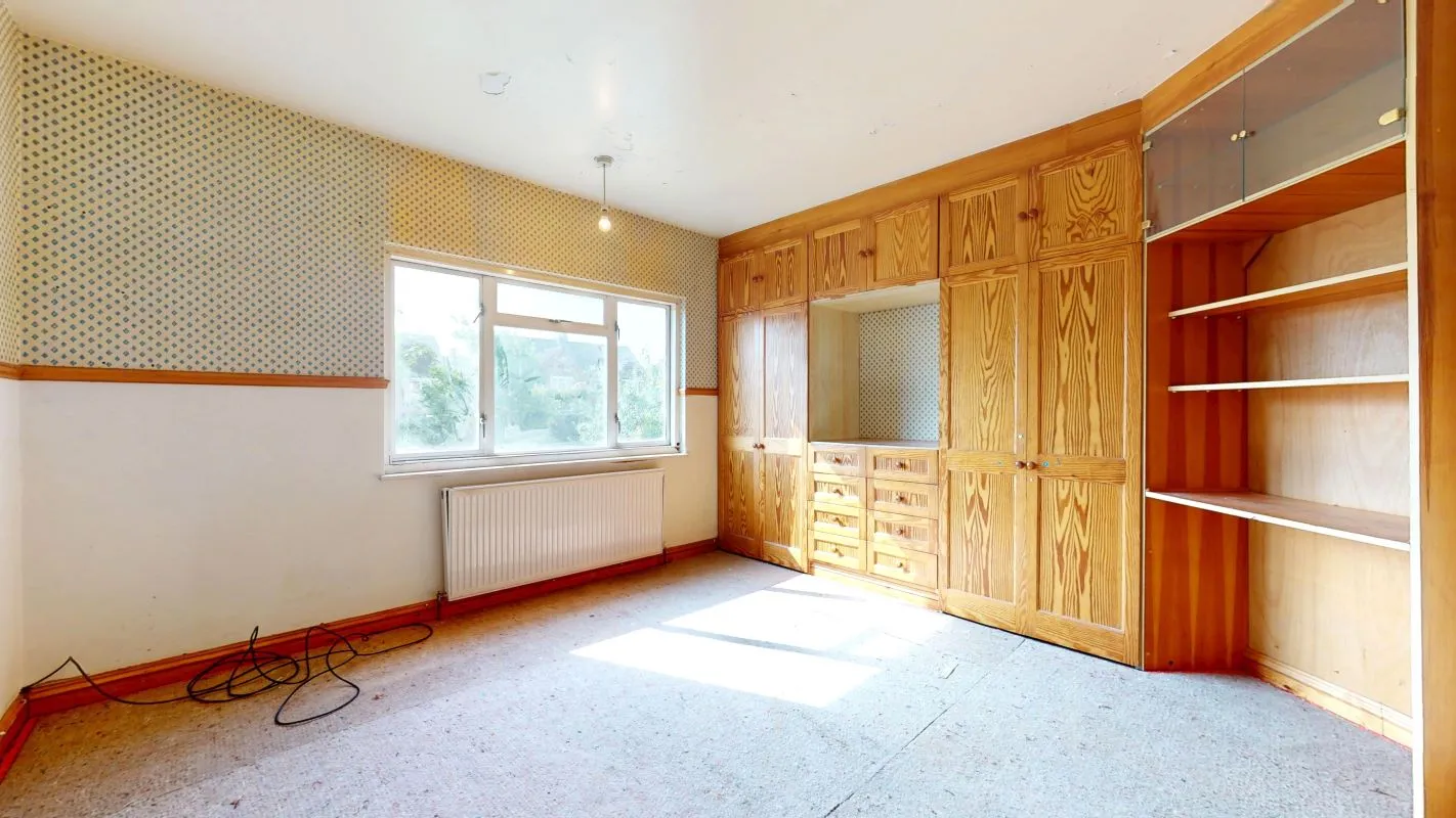 Online Property Auction in London: Long Lane, Croydon, CR0 7AP | Auction ends 17/09/2025, a Guide Price of £200,000+.