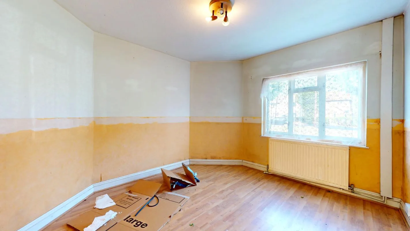 Online Property Auction in London: Long Lane, Croydon, CR0 7AP | Auction ends 17/09/2025, a Guide Price of £200,000+.