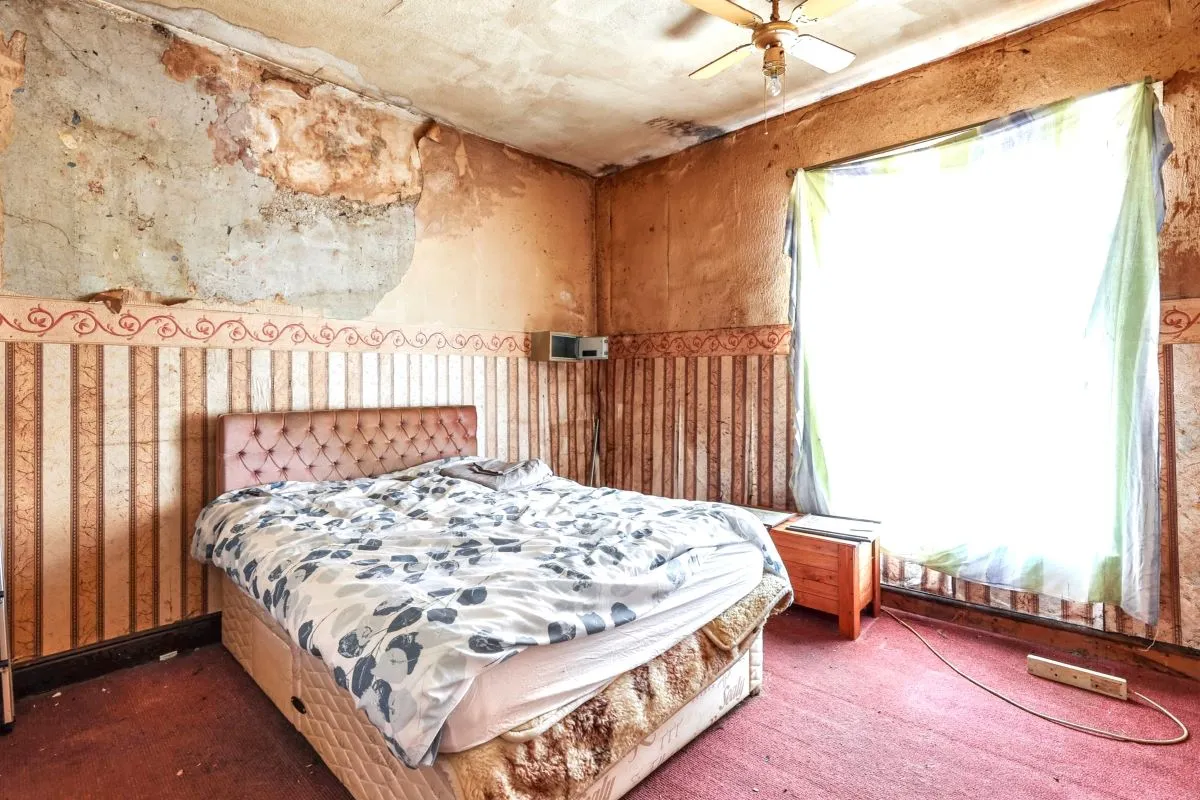 Online Property Auction in London: Kingsley Street, Bolton, BL1 3HS | Auction ends 17/09/2025, a Guide Price of £30,000+.