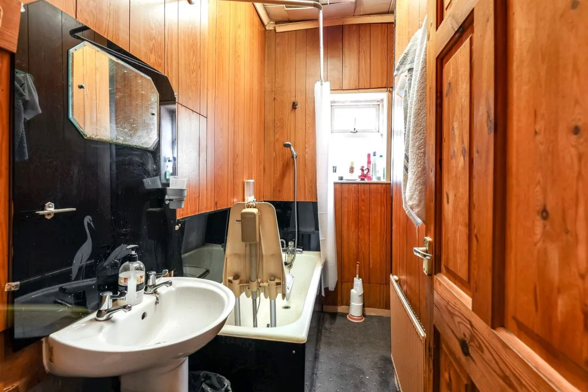 Online Property Auction in London: Kingsley Street, Bolton, BL1 3HS | Auction ends 17/09/2025, a Guide Price of £30,000+.