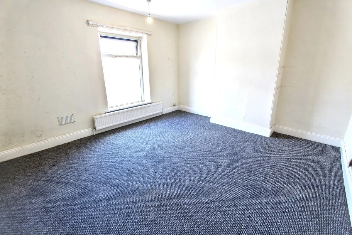 Online Property Auction in London: Hough Lane, Wombwell, Barnsley, S73 0EU | Auction ends 17/09/2025, a Guide Price of £20,000+.