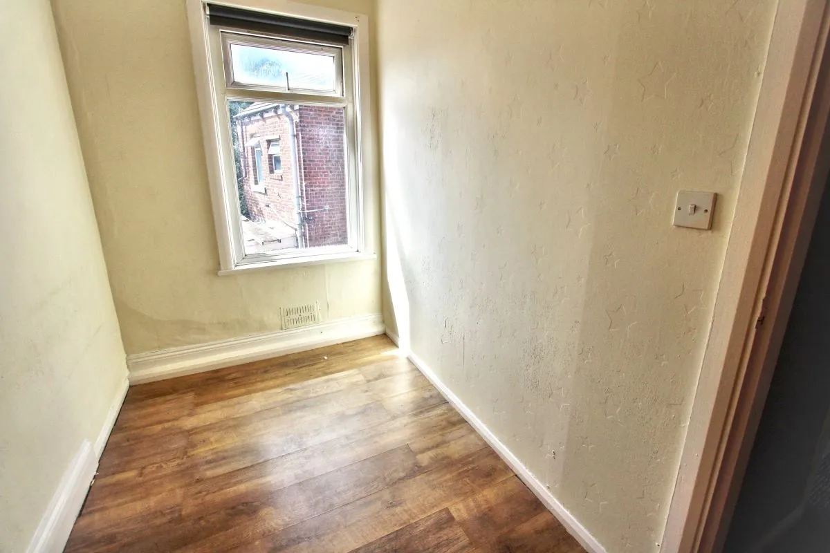 Online Property Auction in London: Hough Lane, Wombwell, Barnsley, S73 0EU | Auction ends 17/09/2025, a Guide Price of £20,000+.