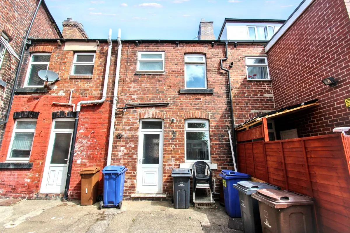 Online Property Auction in London: Hough Lane, Wombwell, Barnsley, S73 0EU | Auction ends 17/09/2025, a Guide Price of £20,000+.