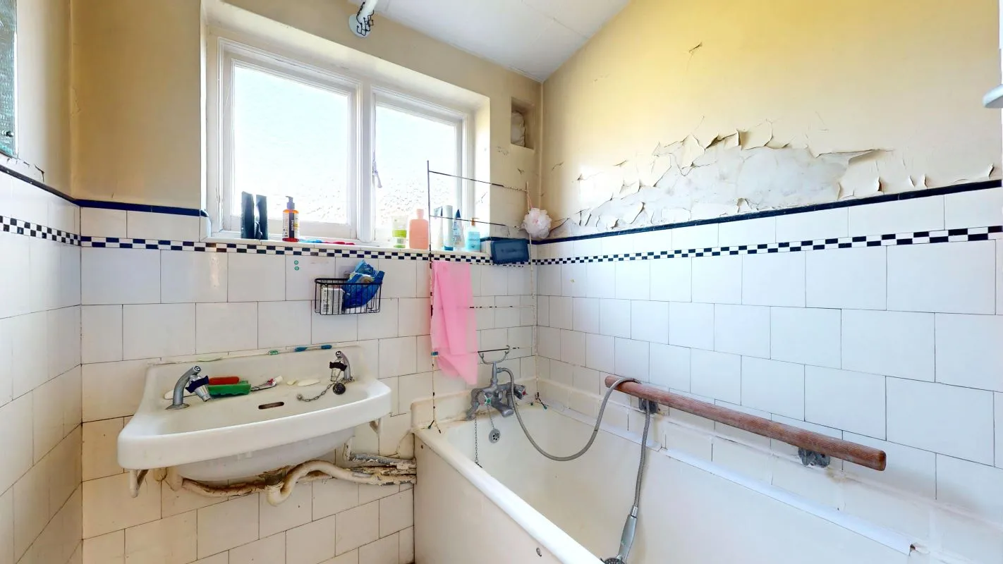 Online Property Auction in London: The Woodlands, Hither Green, SE13 6TX | Auction ends 17/09/2025, a Guide Price of £375,000+.