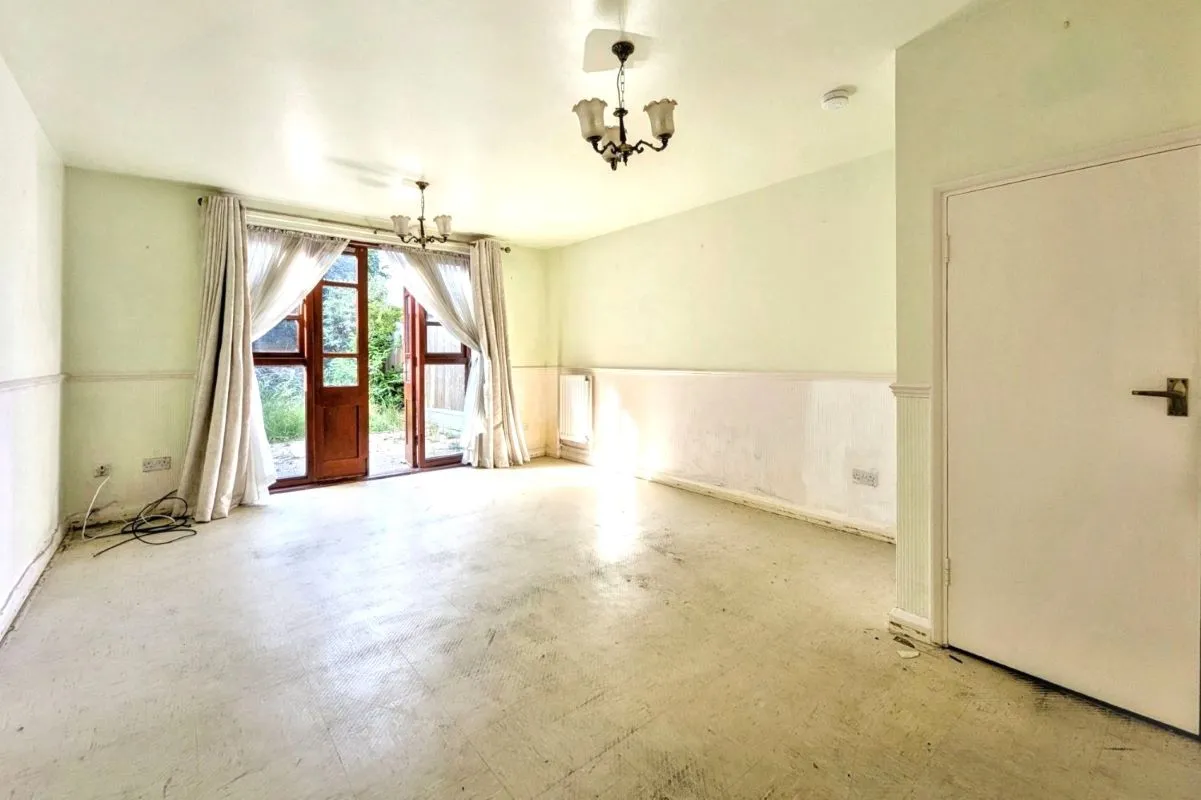 Online Property Auction in London: Alder Walk, Ilford, IG1 2SW | Auction ends 17/09/2025, a Guide Price of £250,000+.
