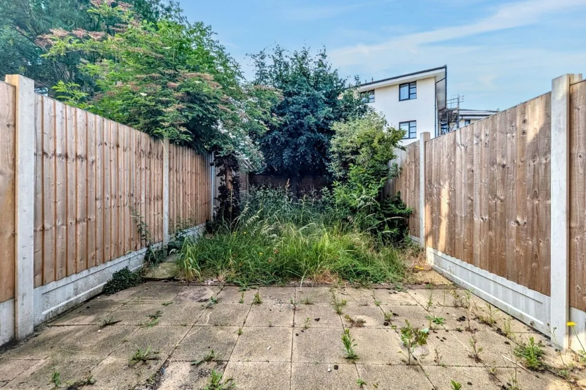 Online Property Auction in London: Alder Walk, Ilford, IG1 2SW | Auction ends 17/09/2025, a Guide Price of £250,000+.