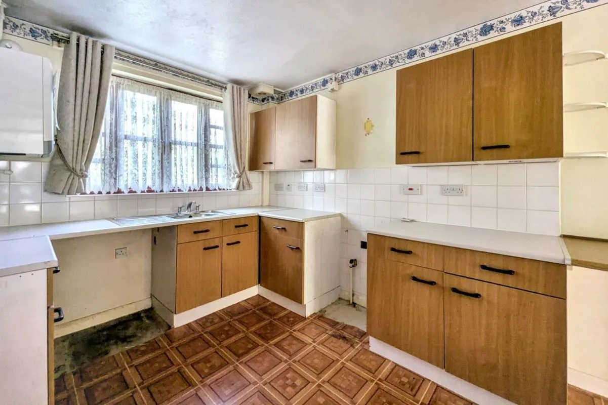 Online Property Auction in London: Alder Walk, Ilford, IG1 2SW | Auction ends 17/09/2025, a Guide Price of £250,000+.