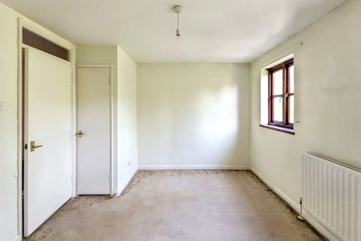 Online Property Auction in London: Alder Walk, Ilford, IG1 2SW | Auction ends 17/09/2025, a Guide Price of £250,000+.
