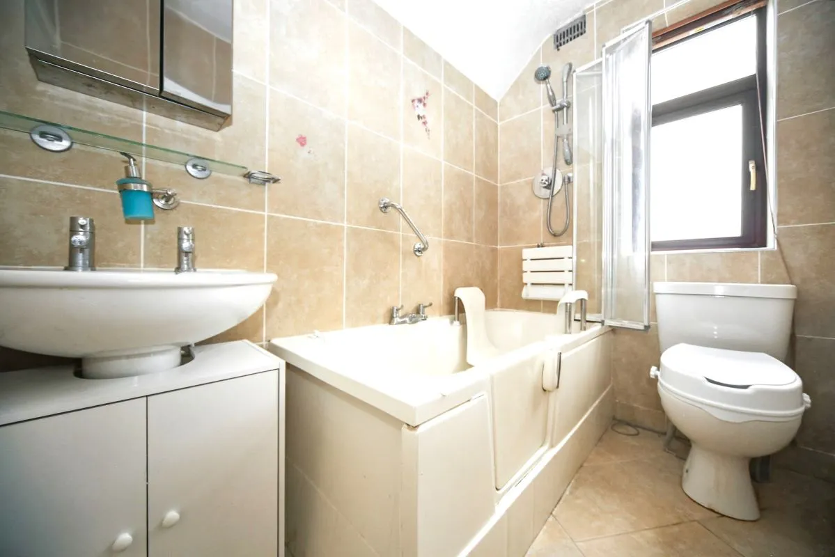 Online Property Auction in London: Roundthorn Lane, Westhoughton, Bolton, BL5 2PQ | Auction ends 17/09/2025, a Guide Price of £60,000+.