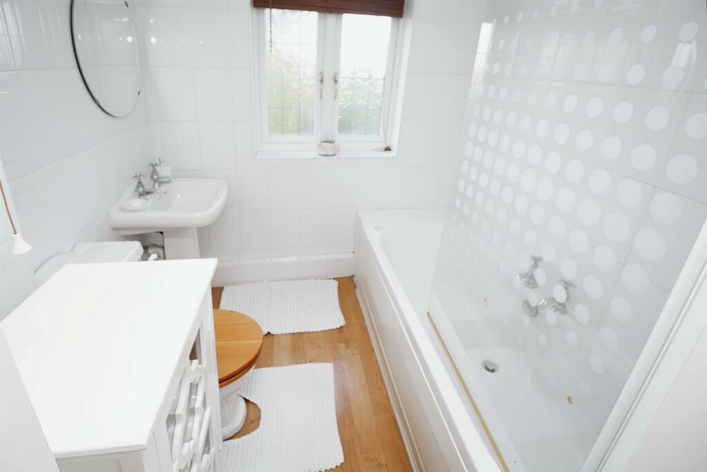 4 bed Detached