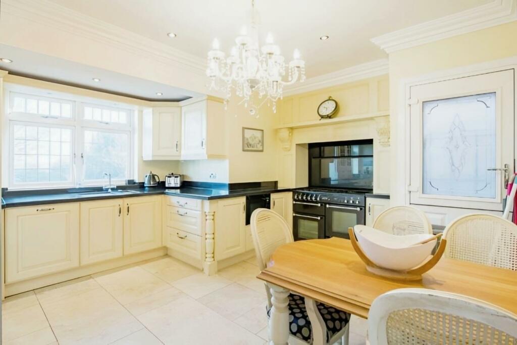 4 bed Detached