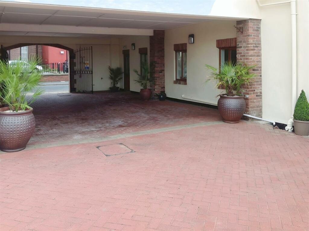 9 bed Hotel