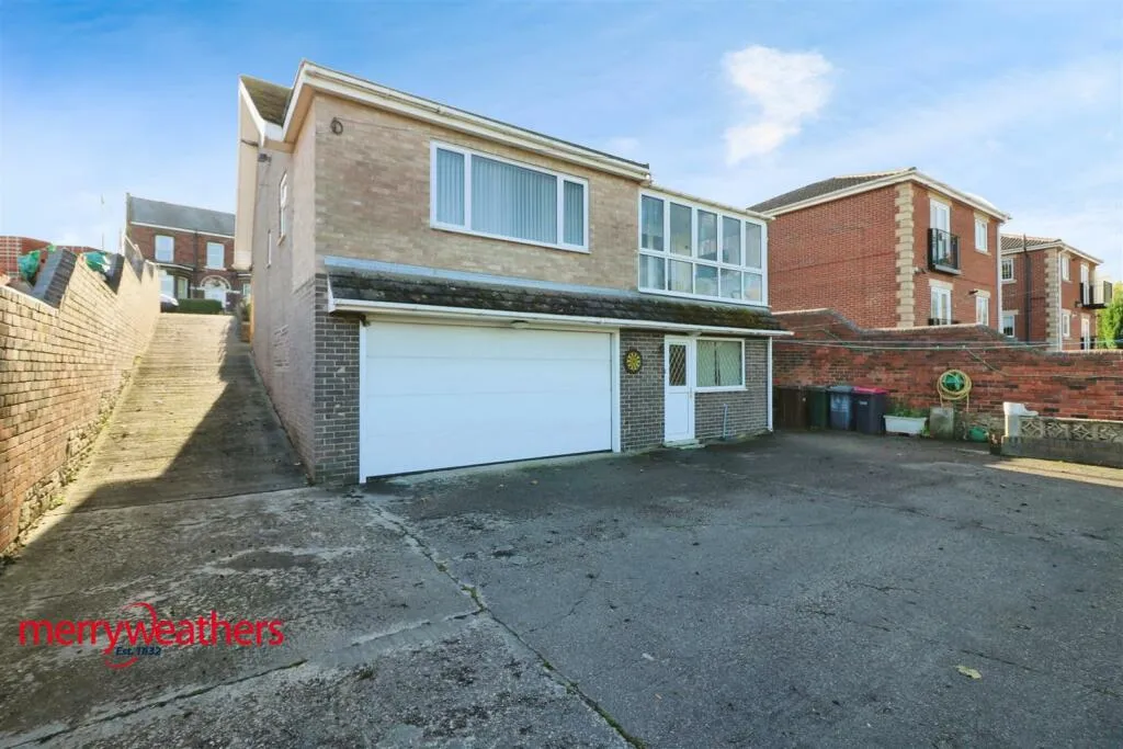 4 bed Detached
